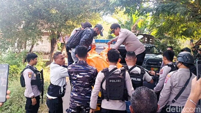 Evakuasi korban tewas saat bentrokan dua desa di Adonara, Flores Timur, Sabtu (18/7/2026).