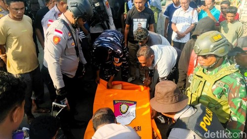 Evakuasi korban tewas saat bentrokan dua desa di Adonara, Flores Timur, Sabtu (18/7/2026).