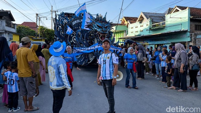 Fans Argentina menyambut final Piala Dunia 2026 dengan melakukan parade disertai kendaraan Ul Daul di dermaga Pamekasan.