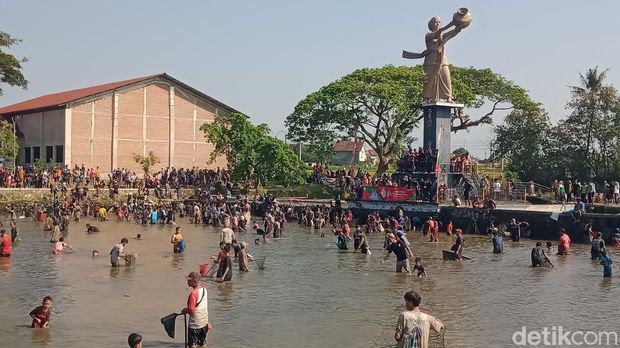 Festival Memet Ikan Klaten Ribuan warga ikuti festival Memet Ikan di Desa Gemblegan, Kecamatan Kalikotes, Klaten, Minggu (19/7/2026).
