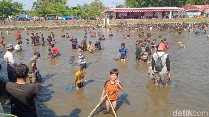Ribuan warga ikuti festival Memet Ikan di Desa Gemblegan, Kecamatan Kalikotes, Klaten, Minggu (19/7/2026).