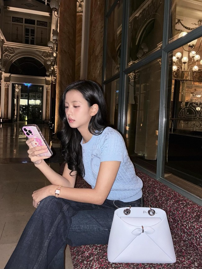 Jisoo BLACKPINK selalu sukses tampil memukau di panggung saat konser, atau ketika di red carpet sebagai brand ambassador. Ketika libur kerja, ia memilih gaya santai dan simple. Foto: Instagram/@sooyaaa__