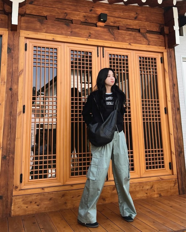 Untuk alas kaki, Jisoo juga mengutamakan kenyamanan dengan memakai sneakers, clog atau flat shoes. Foto: Instagram/@sooyaaa__