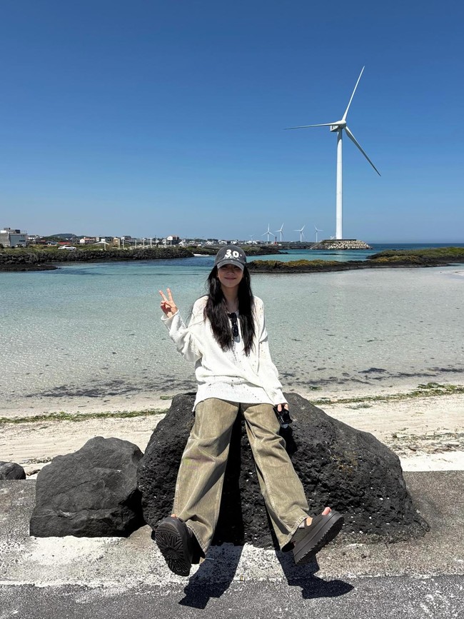 Gaya Off-duty Jisoo BLACPINK, Kaus Oblong dan Celana Longgar Jadi Andalan