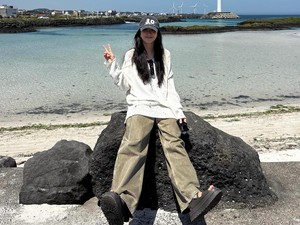 Gaya Off-duty Jisoo BLACPINK, Kaus Oblong dan Celana Longgar Jadi Andalan