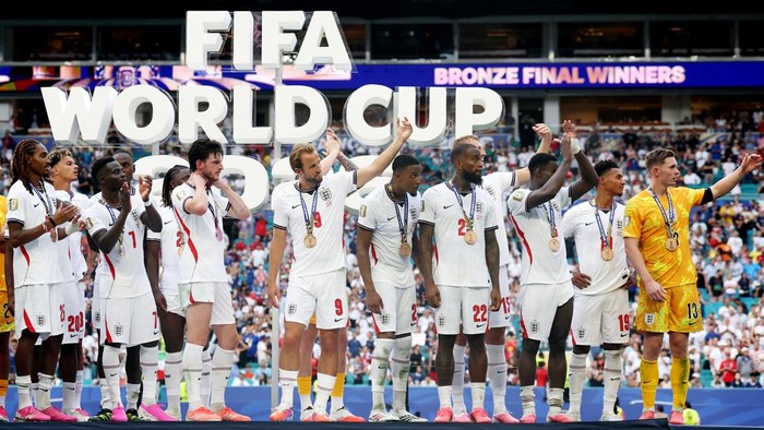 Timnas Inggris menutup perjalanan mereka di Piala Dunia 2026 dengan manis setelah menaklukkan Prancis 6-4 dalam laga perebutan peringkat ketiga di Miami Stadium, Minggu (19/7/2026) dini hari WIB. Duel sengit yang menghasilkan 10 gol itu menjadi salah satu pertandingan paling menghibur sepanjang turnamen, dengan Bukayo Saka tampil sebagai bintang lewat torehan hattrick. REUTERS