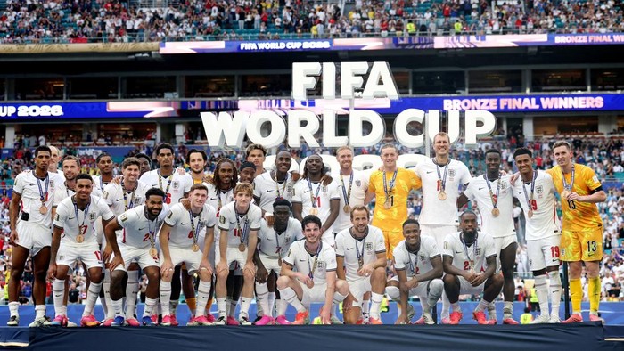 Timnas Inggris menutup perjalanan mereka di Piala Dunia 2026 dengan manis setelah menaklukkan Prancis 6-4 dalam laga perebutan peringkat ketiga di Miami Stadium, Minggu (19/7/2026) dini hari WIB. Duel sengit yang menghasilkan 10 gol itu menjadi salah satu pertandingan paling menghibur sepanjang turnamen, dengan Bukayo Saka tampil sebagai bintang lewat torehan hattrick. REUTERS