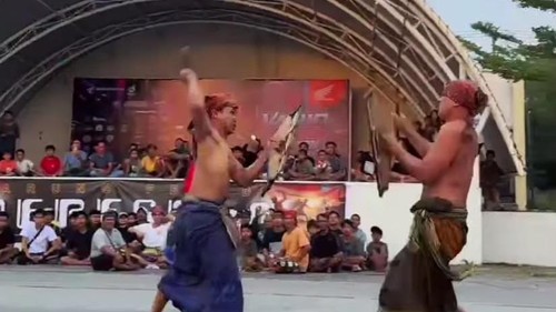 Atraksi peresean atau adu ketangkasan khas Sasak di Mataram, NTB. (Dok. Dispar Mataram)