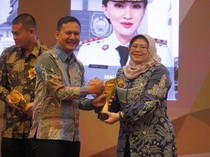 Khofifah Raih Penghargaan Berkat Jaga Keterbukaan Informasi di Jatim