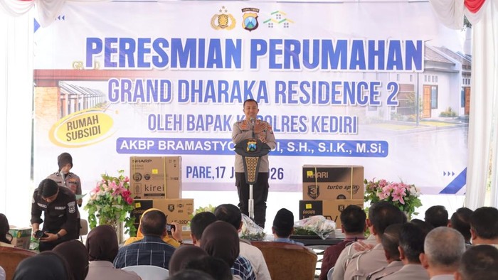 Kapolres Kediri meresmikan perumahan subsidi di Pare.