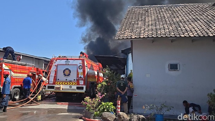 Kebakaran pabrik sandal terjadi di Kebakkramat, Karanganyar, Minggu (19/7/2026). Tim damkar masih berjuang memadamkan api.