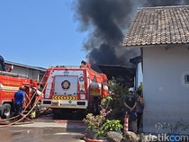 Kebakaran Pabrik Sandal di Karanganyar Diduga Akibat Korsleting