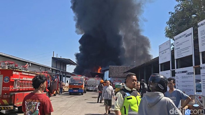 Kebakaran di pabrik sandal Porto di Jateng. (Tara Wahyu NV/detikJateng)