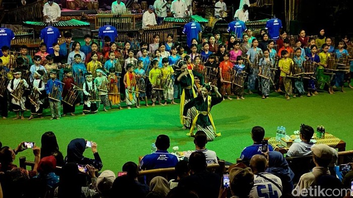 Kegiatan pengumuman pemain baru Persib di Saung Angklung Udjo.