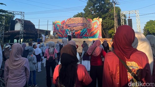 Keramaian warga di venue utama Alunan Budaya Desa Pringgasela, Kecamatan Pringgasela, Lombok Timur, NTB, Minggu (19/7/2026).