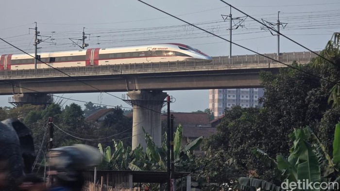 Kereta Cepat Whoosh Berhenti di Cimahi karena gangguan layang-layang