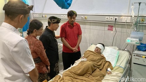 Foto: Bupati Klungkung I Made Satria menyambangi korban ledakan balon gas di RSUD Klungkung, Minggu sore (19/7/2026). (Fatih Kudus Jaelani/detikBali).