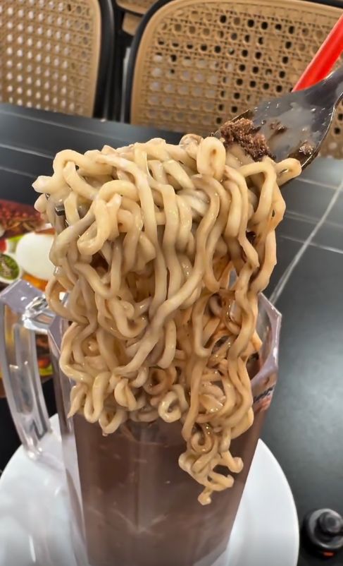 Kreasi es cokelat dan mie instans Kreasi es cokelat dan mie instans