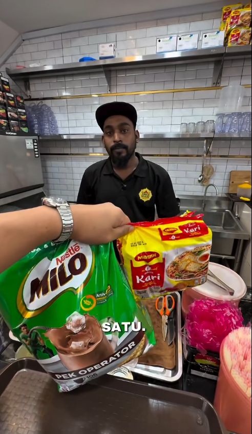 Kreasi es cokelat dan mie instans Kreasi es cokelat dan mie instans