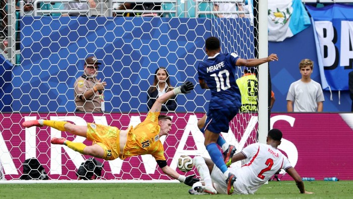 MIAMI GARDENS, FLORIDA - JULY 18: Kylian Mbappe #10 of France scores his team’s third goal against JDean Henderson #13 of England during the FIFA World Cup 2026 Bronze Final between France and England at Miami Stadium on July 18, 2026 in Miami Gardens, Florida. (Photo by Luke Hales/Getty Images)