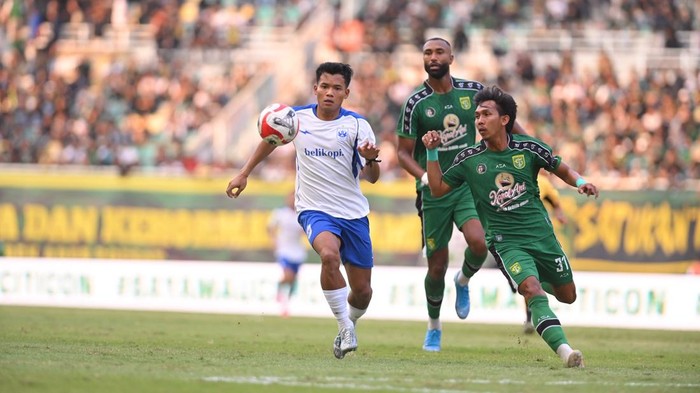 Laga ujicoba antara Persebaya melawan PSIS di Stadion GBT, Surabaya, pada Minggu (19/7/2026).