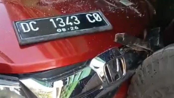 Sebuah mobil Honda BR-V menabrak truk antre BBM di Parepare, mengakibatkan pasutri terluka.