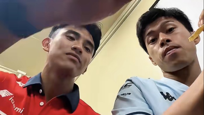 Momen Mario Aji, Ai Ogura, dan Veda nyantai bareng sambil ngemil keripik tempe