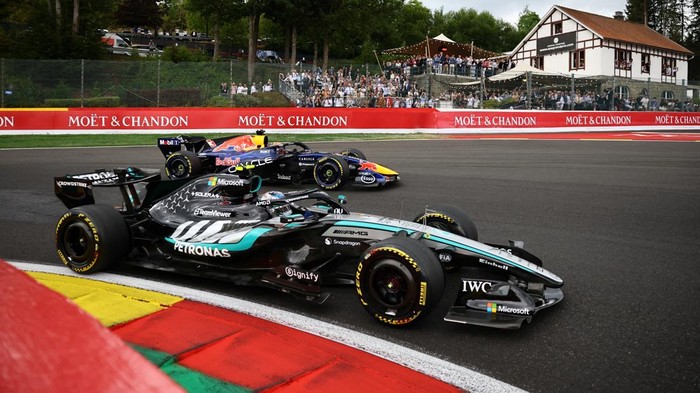 Formula One F1 - Belgian Grand Prix - Circuit de Spa-Francorchamps, Stavelot, Belgium - July 19, 2026 Mercedes Andrea Kimi Antonelli and Red Bulls Max Verstappen in action at the start of the race REUTERS/Sarah Meyssonnier/Pool     TPX IMAGES OF TH