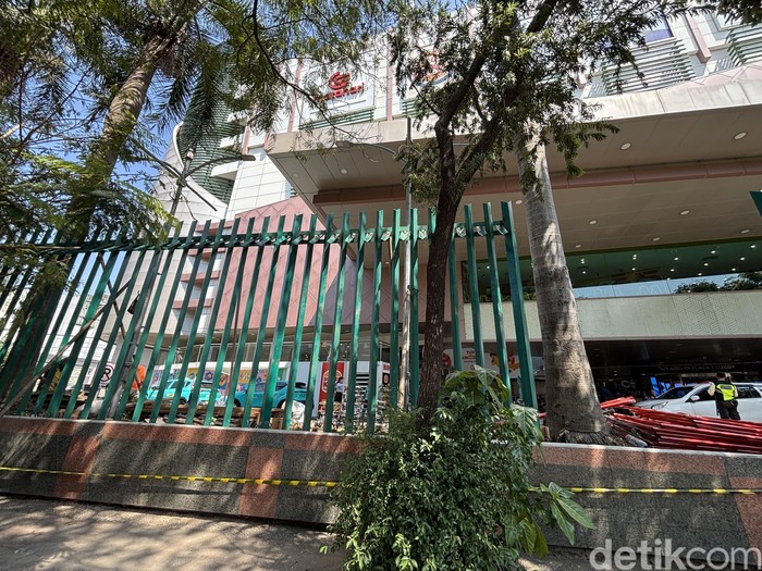 Sejumlah mall di Surabaya milik Pakuwon Grup dipasang pagar