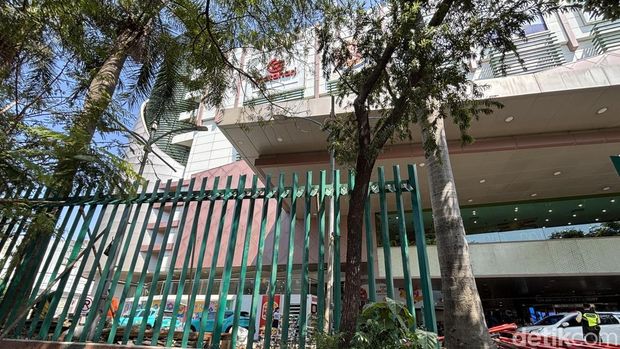 Sejumlah mall di Surabaya milik Pakuwon Grup dipasang pagar
