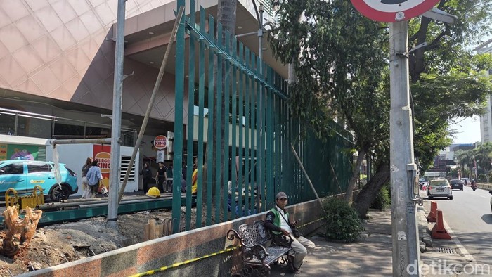 Sejumlah mall di Surabaya milik Pakuwon Grup dipasang pagar