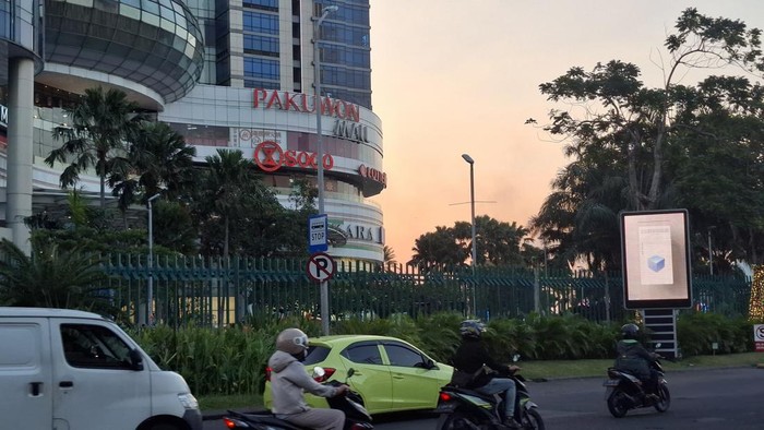 Pemasangan pagar di Pakuwon Mall