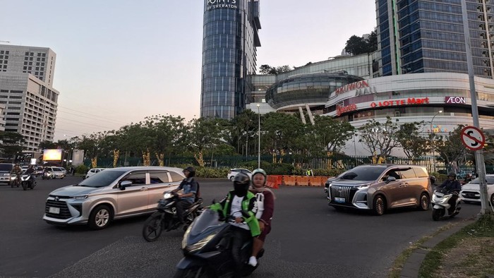 Pemasangan pagar di Pakuwon Mall