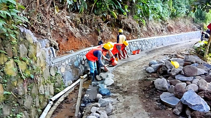Pembangunan saluran drainase di kawasan permukiman Kampung Selaawi.