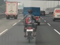 Video: Aksi Nekat Pemotor Nyelonong Masuk Tol Jagorawi