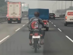 Viral Pemotor Tak Pakai Helm Nyelonong Masuk Tol Jagorawi