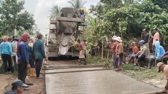 Perbaikan jalan di Lampung Timur dari dana pribadi masyarakat