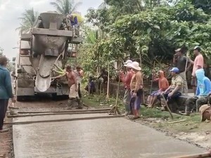 Marak Aksi Warga Lampung Patungan Bangun Jalan, Bupati: Kami Sudah Bantu