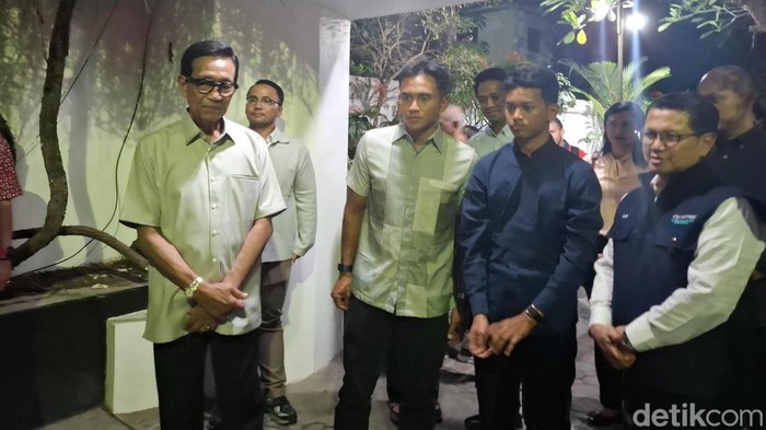 Pertemuan Gubernur DIY Sultan Hamengkubuwono X dengan pebalap Veda Ega Pratama dan Mario Aji di Keraton Kilen, Kompleks Keraton Jogja, Minggu (19/7/2026).