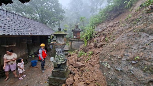 Petugas BPBD Karangasem saat memantau tanah longsor akibat hujan deras di Desa Duda Timur, Kecamatan Selat, Karangasem, Bali, Minggu (19/7/2026). (Foto: Dok. BPBD Karangasem)