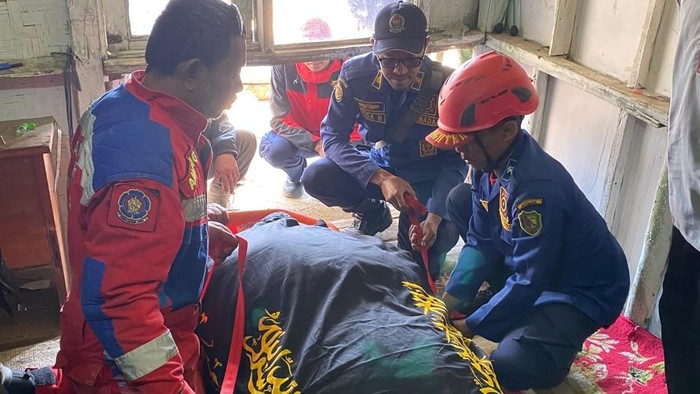 Petugas damkar evakuasi jenazah pria obesitas di Pangalengan, Bandung.