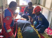 Aksi Damkar di Bandung Bantu Evakuasi-Makamkan Jenazah 200 Kg