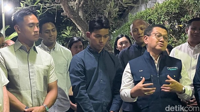 Plt Direktur Utama InJourney Tourism Development Corporation (ITDC), Ahmad Fajar (kanan) bersama Veda Ega Pratama (tengah) dan Mario Aji (kiri) di Kompleks Keraton Jogja, Minggu (19/7/2026).