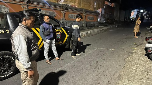 Polisi melakukan olah TKP kasus penusukan di Jalan Raya Desa Les, tepat di depan Gedung Serbaguna Banjar Dinas Kanginan, Kecamatan Tejakula, Buleleng, Bali, Jumat (17/7/2026). (Foto: Polres Buleleng)