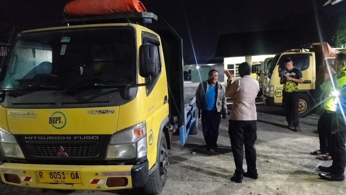Polisi menangkap sopir truk yang kabur usai menabrak mobil pikap rombongan pedagang di Jalan Raya Purwokerto-Cilongok, Desa Pageraji Kabupaten Banyumas, Minggu (19/7/2026) dini hari.