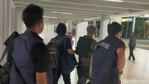 Polisi menggelandang pelaku penembakan di Canggu dari Terminal Domestik Bandara I Gusti Ngurah Rai, Badung, Bali menuju Polres Badung, Minggu dini hari.