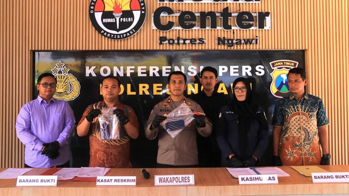 Wakapolres Ngawi Kompol Rizki Santoso dan jajaran saat press release kasus penyebaran video asusila