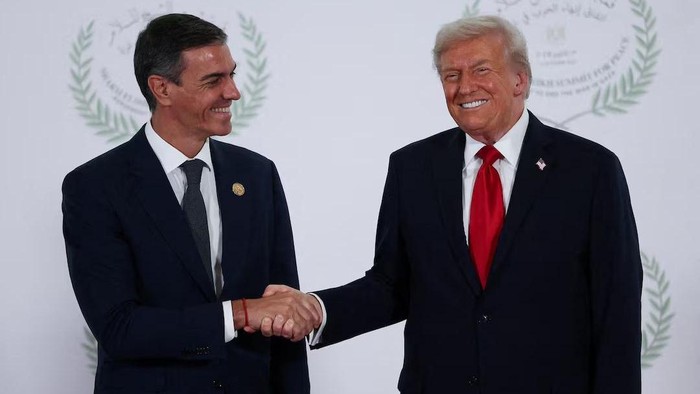 President Donald Trump and Spanish Prime Minister Pedro Sanchez shake hands as they pose for a photo, at a world leaders summit on ending the Gaza war, amid a U.S.-brokered prisoner-hostage swap and ceasefire deal between Israel and Hamas, in Sharm 