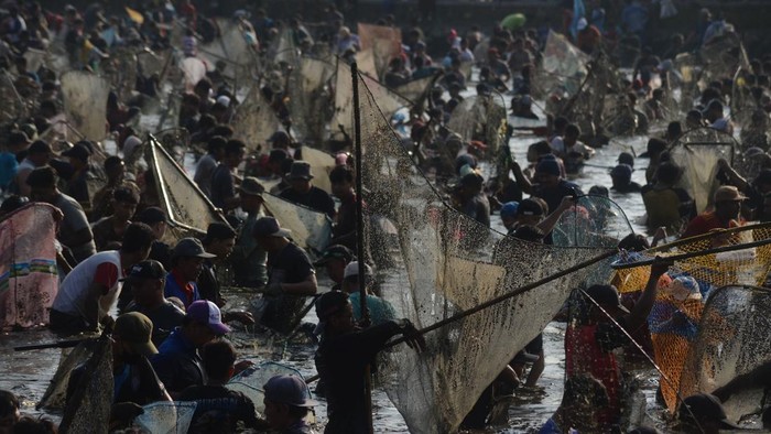 Ribuan Warga Serbu Festival Memet Ikan 2026, Dua Ton Ikan Ludes Jadi Rebutan