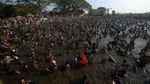 Ribuan Warga Serbu Festival Memet Ikan 2026, Dua Ton Ikan Ludes Jadi Rebutan